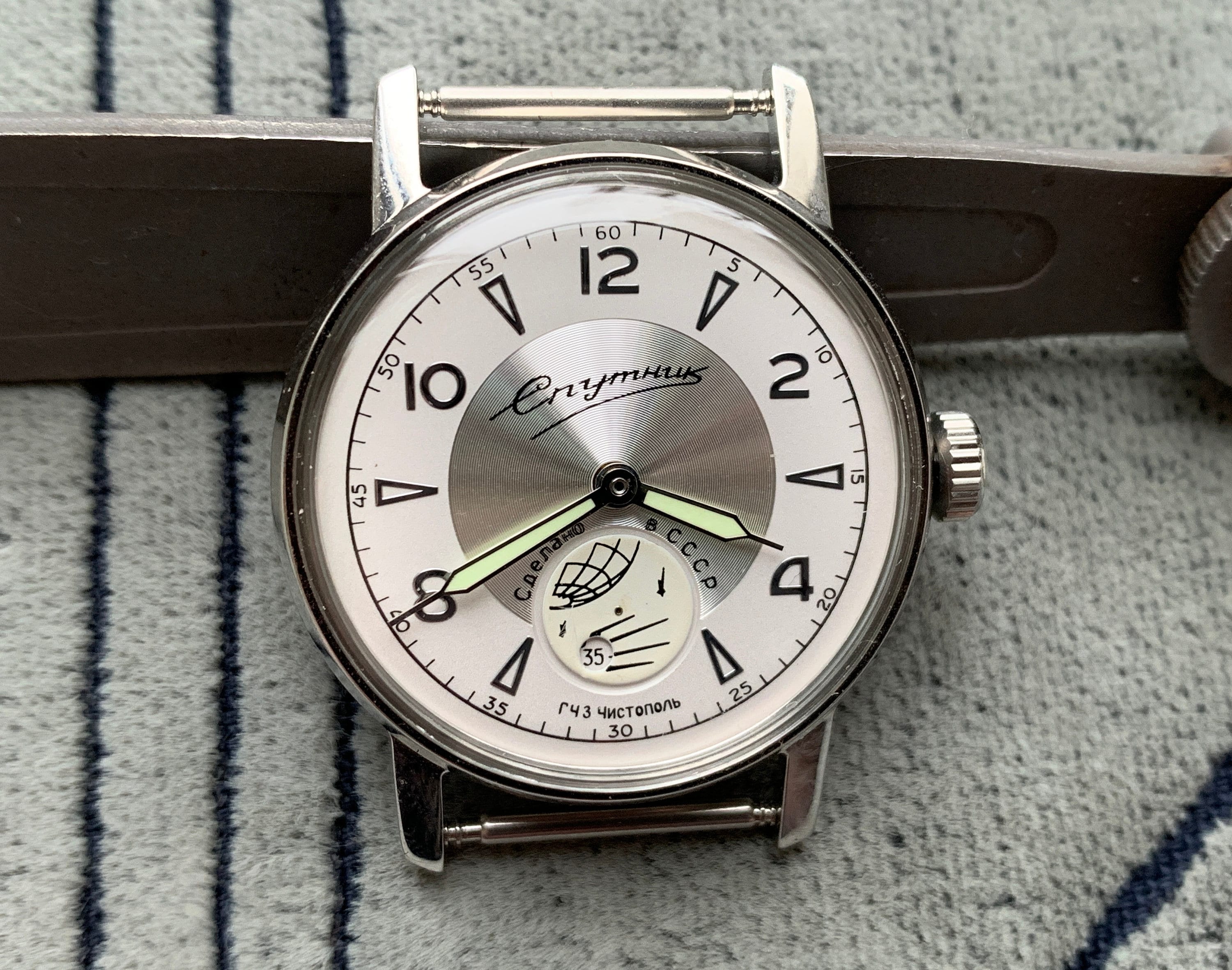 Pobeda スプートニク ビンテージ 手巻き 白 金色文字盤 ホワイト 稼働