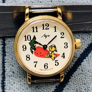 Reloj de pulsera para niños Luch Bunny and Carrot fabricado en la URSS/Reloj para niños Luch con caja pequeña y cuerda manual de dibujos animados fabricado en la Unión Soviética/Reloj para niños Luch
