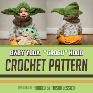 Może przedstawiać: Niemowlę w zielonej szydełkowej Baby Yoda "Grogu" czapce i brązowym kołnierzu. Dziecko siedzi z pluszową zabawką Baby Yoda. Obraz zawiera tekst "Baby Yoda Grogu Hood Crochet Pattern".