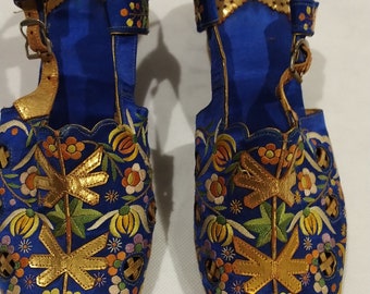 1940s chinoiserie blue silk satin evening shoes with embroidery and gold leather straps