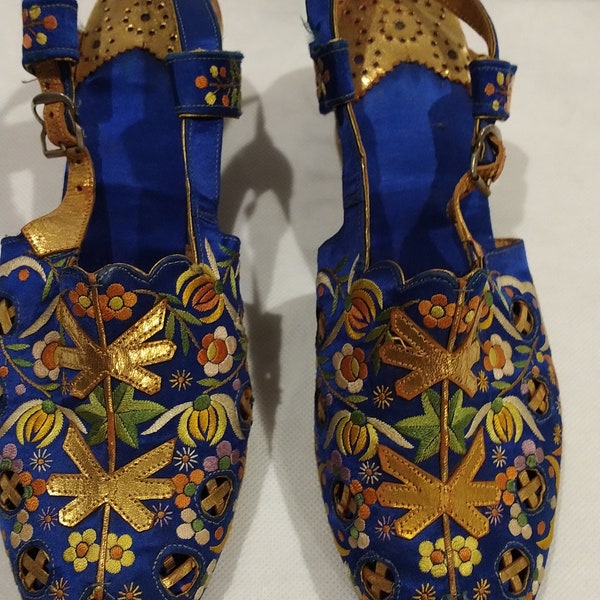 1940s chinoiserie blue silk satin evening shoes with embroidery and gold leather straps