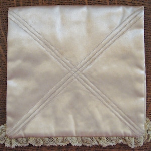 Lovely Vintage 1920&#39;s - 1930&#39;s Cream Satin Lace Edged Hanky, Jewelry, Lingerie Keeper