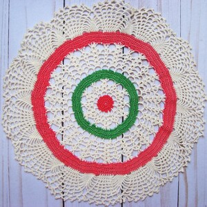 Beautiful Handmade Vintage 1940&#39;s Pink, Green & Ecru &quot;Bullseye&quot; Doily 9 1/2&quot; Diameter