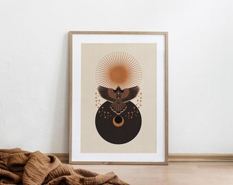 Op de afbeelding: Een ingelijste print met een minimalistisch ontwerp met een gestileerde zon, maan en vogel in tinten bruin, zwart en goud op een beige achtergrond.