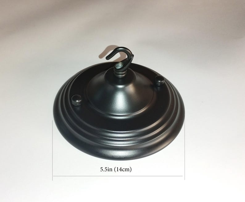 以下が含まれることがあります： 照明器具を吊るすためのフックが付いた黒い金属製の天井キャノピー。キャノピーの直径は14cmです。