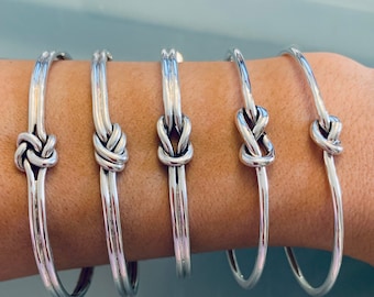 Bracelet manchette avec noeud en argent sterling. Bracelets joncs empilables avec noeuds nautiques en argent massif. Bracelets de l'amitié, cadeaux pour elle, minimalistes.