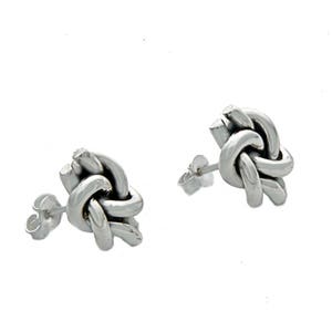 Peut inclure: Une paire de boucles d'oreilles en argent en forme de nœud. Les boucles d'oreilles sont en métal lisse et poli et ont un design simple et élégant.