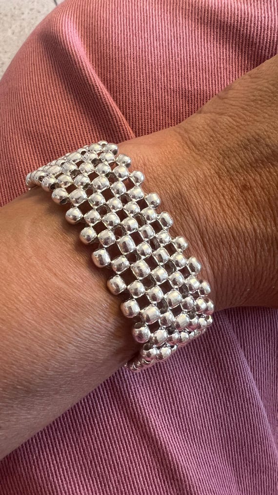 Braccialetto Realizzato Con Perline Color Argento Alternate Da Perl Di Metallo Con Brillantini