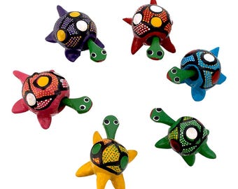 Tartaruga mexicana com cabeça de boneca pintada à mão: lembrancinha de festa da sorte