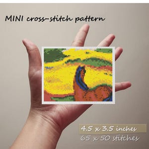 Puede incluir: Un mini patrón de punto de cruz con un caballo en un campo. El diseño mide 11,4 x 8,9 cm y tiene 65 x 50 puntadas. El texto "MINI cross-stitch pattern" está en la parte superior. El caballo tiene una melena azul sobre un fondo amarillo y verde.