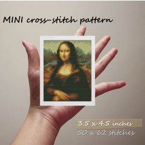 Op de afbeelding: Mini kruissteekpatroon met het portret van de Mona Lisa. Het afgewerkte stuk meet 8,9 x 11,4 cm en vereist 50 x 62 steken. De tekst "MINI cross-stitch pattern" staat bovenaan.