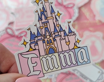 Sticker personnalisé avec nom de château de conte de fées | Sticker Magic Kingdom personnalisé pour les amoureux de Disney | Stickers muraux brillants résistants aux éclaboussures