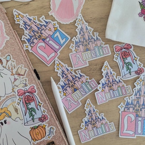 Pegatina personalizada con nombre de castillo de cuento de hadas / Pegatina personalizada del Reino Mágico para amantes de Disney / Papelería adhesiva brillante resistente a salpicaduras imagen 6
