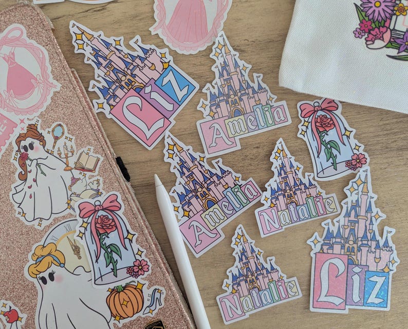 Pegatina personalizada con nombre de castillo de cuento de hadas / Pegatina personalizada del Reino Mágico para amantes de Disney / Papelería adhesiva brillante resistente a salpicaduras imagen 6