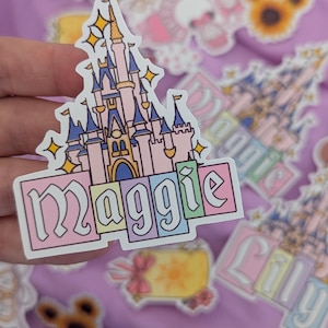 Pegatina personalizada con nombre de castillo de cuento de hadas / Pegatina personalizada del Reino Mágico para amantes de Disney / Papelería adhesiva brillante resistente a salpicaduras imagen 4