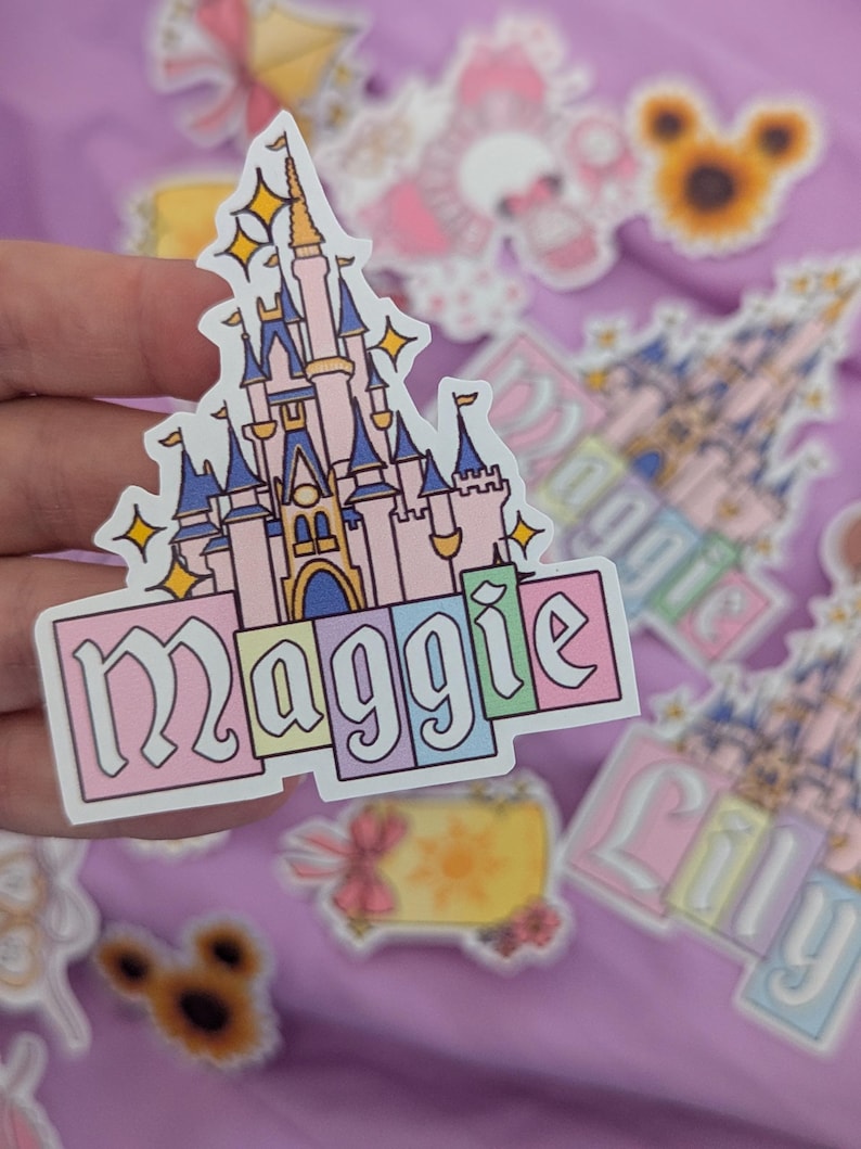 Pegatina personalizada con nombre de castillo de cuento de hadas / Pegatina personalizada del Reino Mágico para amantes de Disney / Papelería adhesiva brillante resistente a salpicaduras imagen 4