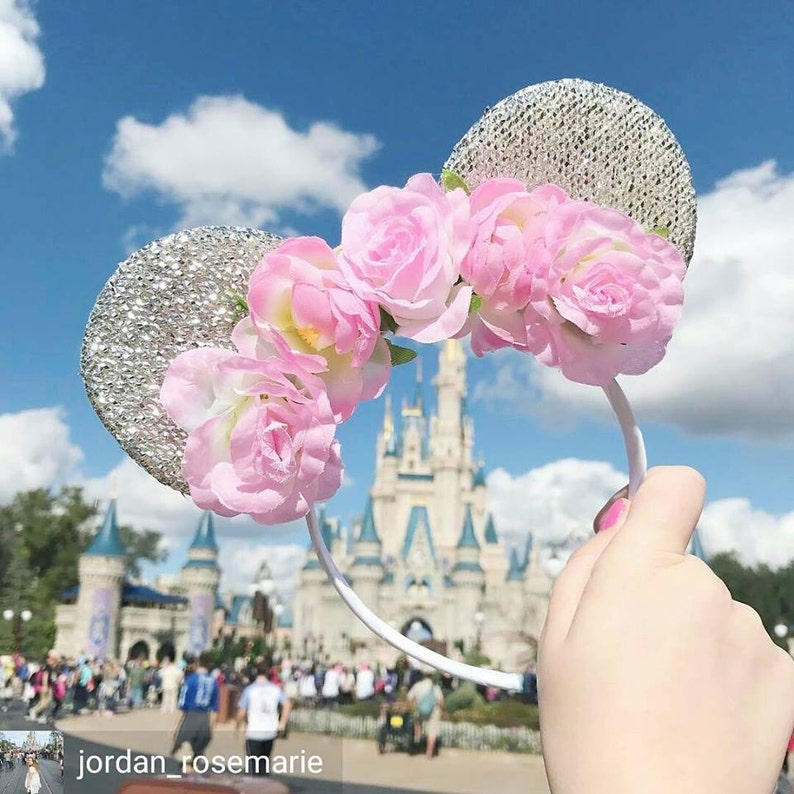 Oreilles de Minnie Mouse argentées avec couronne de fleurs. Bandeau Minnie Mouse Bandeaux de festival Bandeau tendance convient à tous les âges image 2