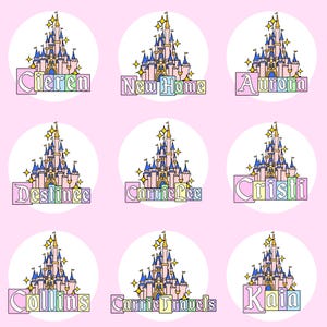 Puede incluir: Nueve pegatinas circulares con un castillo de cuento de hadas rosa y azul con estrellas amarillas. Cada pegatina muestra un nombre o frase &uacute;nica en letras blancas sobre un fondo rectangular colorido, incluyendo Cieren, New Home, Aurora, Destinee, CarrieLee, Cristi, Collins, CarrieTravels y Kaia.
