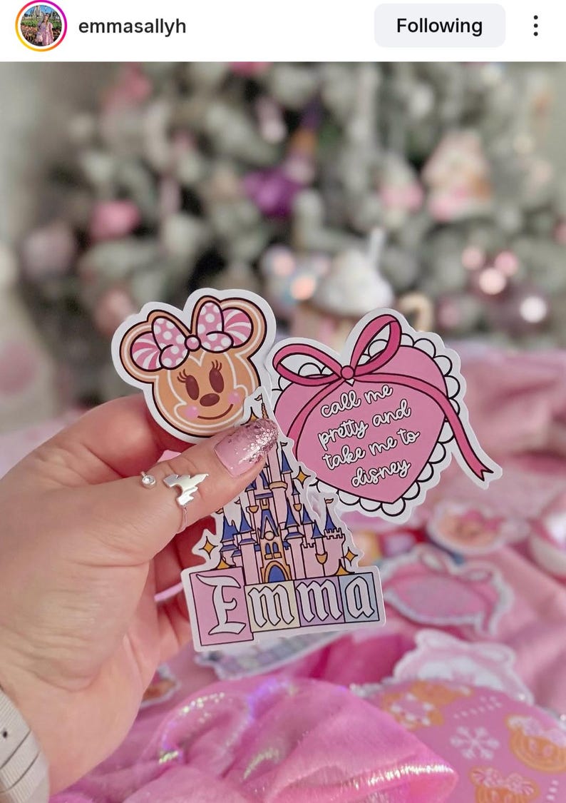 Puede incluir: Tres pegatinas troqueladas que presentan una cabeza de Minnie Mouse estilo pan de jengibre, un coraz&oacute;n rosa con un lazo y el texto "call me pretty and take me to disney", y un castillo rosa con el nombre "Emma" impreso en una fuente estilizada.
