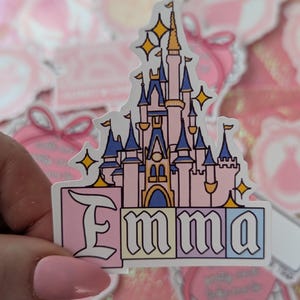 Pegatina personalizada con nombre de castillo de cuento de hadas / Pegatina personalizada del Reino Mágico para amantes de Disney / Papelería adhesiva brillante resistente a salpicaduras imagen 14