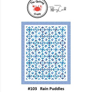 Puede incluir: Un patrón de edredón titulado "Rain Puddles" de Tiffany Crabb. El diseño presenta un patrón geométrico en tonos azules y blancos, enmarcado por un borde azul claro. Tamaño final: 184.15 cm x 235 cm. El logotipo incluye un cangrejo.