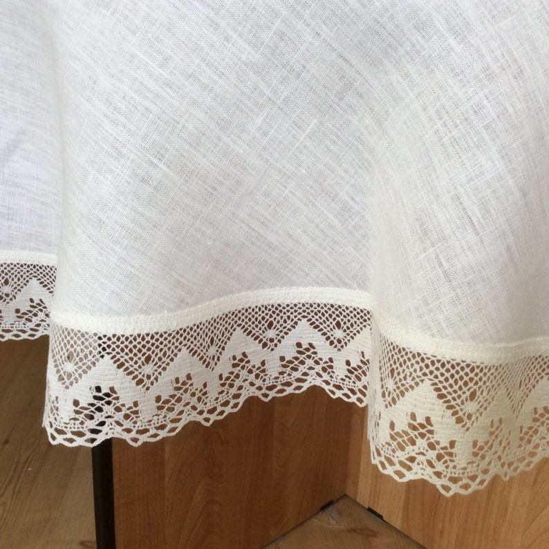 Puede incluir: Mantel de mesa de lino blanco con un delicado borde de encaje. El mantel est&aacute; hecho de una tela suave y natural y tiene un dise&ntilde;o cl&aacute;sico y elegante.