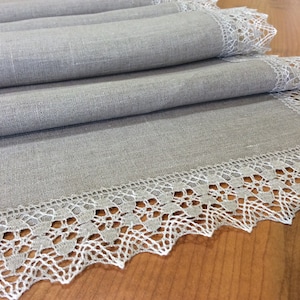 Runner da tavolo in lino con bordo in pizzo: decorazione rustica per matrimonio