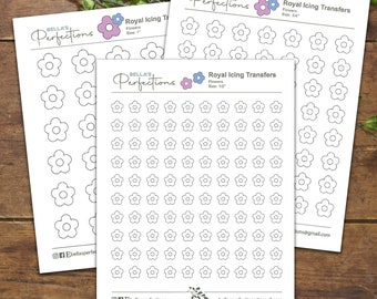 Op de afbeelding: Drie vellen wit papier met zwarte contouren van bloemen in verschillende maten. De vellen zijn gelabeld met "Royal Icing Transfers" en geven de grootte van de bloemen in inches aan. De vellen zijn bedoeld voor gebruik met royal icing.