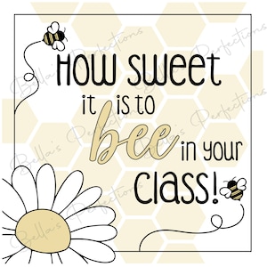 Può includere: Un'ape gialla e nera con una margherita bianca su uno sfondo a nido d'ape giallo. Il testo "How sweet it is to bee in your class!" è scritto in nero.
