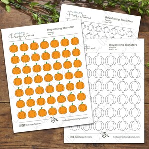 Pode incluir: Três folhas de transferências de glacê real imprimíveis com desenhos de abóboras. A primeira folha tem 49 abóboras laranja de 1 polegada. A segunda folha tem 49 abóboras de contorno de 0,75 polegadas. A terceira folha tem 49 abóboras de contorno de 1,25 polegadas.