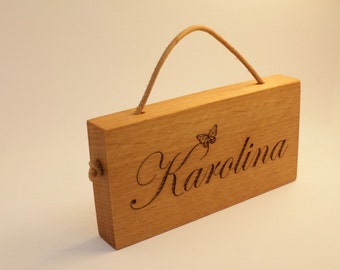 Groot naamplaatje in beuk met leren band | met de gewenste tekst | in maat 3 (12 x 6 cm)