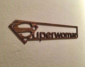 Superwoman houten tekenwalnoot als gift of huistoebehoren
