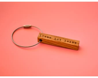 Sleutelhanger, liefde is stil, 65 mm in eiken