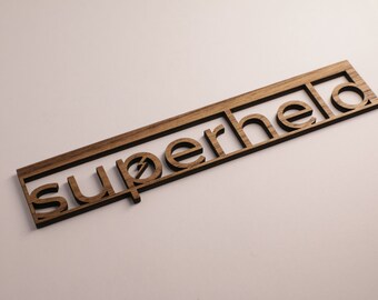 Superheld houten teken walnoot als een geschenk of huis accessoire