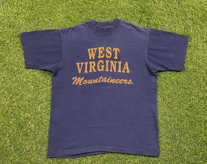 Vintage West Virginia University T Shirt Tee Fruit of the Loom Made USA Size Medium M Mountaineers WVU NCAA College Football Classic 90s