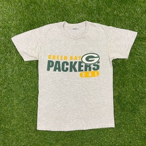 Puede incluir: Camiseta gris con un logotipo verde y amarillo de los Green Bay Packers y el texto "Green Bay Packers" y "XXL".