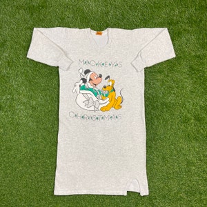 Könnte beinhalten: Ein graues Langarmshirt mit einem Mickey Mouse und Pluto Weihnachtsmotiv. Das Shirt trägt den Text "Mickey's Christmas".