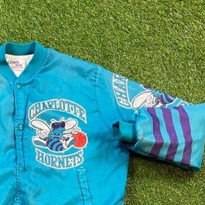 Vintage Charlotte Hornets bomberjacka Chalk Line Tillverkad i USA Storlek Medium M NBA Basketball North Carolina NC J. Cole 1990-talet 90-talet bild 4
