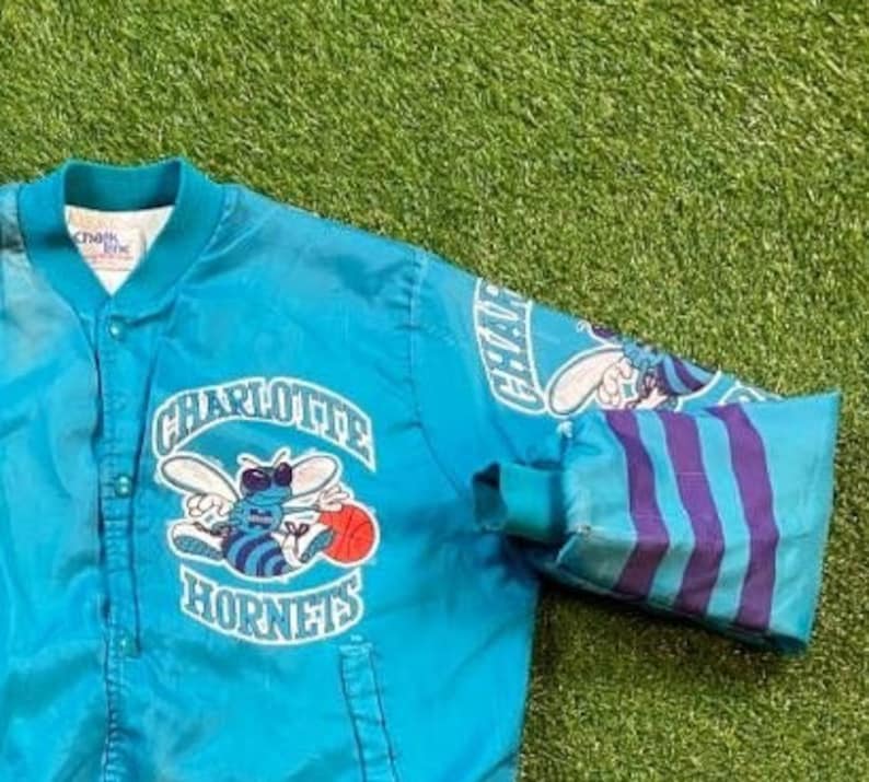 Vintage Charlotte Hornets bomberjacka Chalk Line Tillverkad i USA Storlek Medium M NBA Basketball North Carolina NC J. Cole 1990-talet 90-talet bild 4