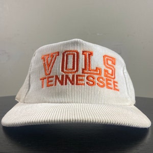 Könnte beinhalten: Weiße Baseballkappe aus Cord mit orangefarbenem Sticktext "VOLS TENNESSEE".