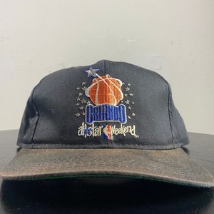Könnte beinhalten: Schwarze Baseballkappe mit einem gestickten Orlando All-Star Weekend Logo mit einem Basketball und Sternen.