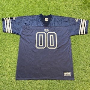 Peut inclure: Un maillot de football bleu avec des rayures blanches sur les manches et un logo argenté Hard Rock Cafe et le numéro 00 sur le devant. Le maillot est en maille.