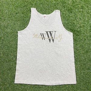 Może przedstawiać: Szara koszulka na ramiączkach z czarnym logo "Wildwood" w stylizowanym kroju.