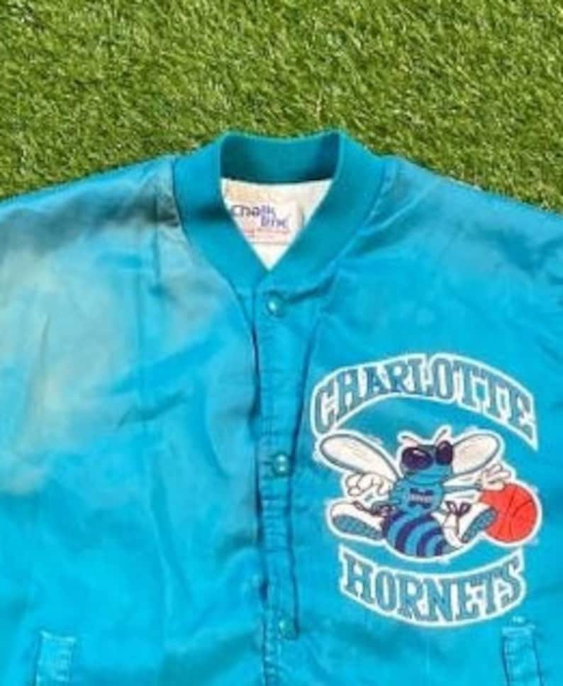 Vintage Charlotte Hornets bomberjacka Chalk Line Tillverkad i USA Storlek Medium M NBA Basketball North Carolina NC J. Cole 1990-talet 90-talet bild 6