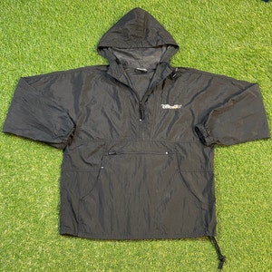 Może przedstawiać: Czarna kurtka wiatrówka z kapturem, zamkiem błyskawicznym i kieszenią kangurką. Kurtka ma wyszyty napis "OfficeMax" z przodu.