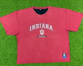 Könnte beinhalten: Rotes T-Shirt mit einem weißen "Indiana Hoosiers" Logo und einem weißen "I" mit einem "U" darin.
