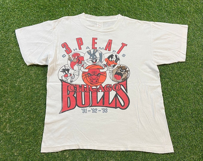 Vintage Chicago Bulls 3 Peat T Shirt Tee Size Medium M NBA Basketball Illinois Classic Jordan Champions Looney Tunes 1990s 90s