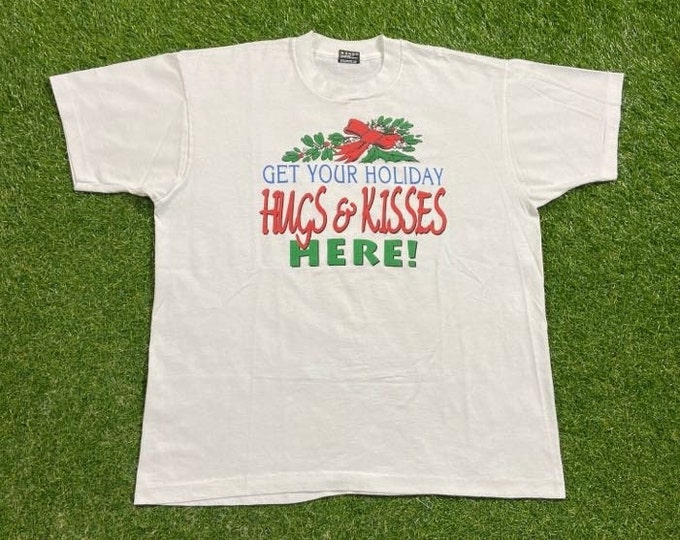 Vintage Get Your Holiday Hugs & Kisses T Shirt Tee Made USA Size XL Mistletoe Christmas Party Merry Xmas Classic Santa Claus Ornaments Gifts