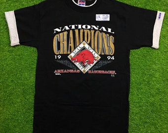 Vintage Deadstock Arkansas Gazorbacks Tees Neu mit Etikett Brandneu Nie getragen 19994 Trench Endrunde Vier dunkel Champion Tags Tshirt 90er Jahre Roll Up Ärmel M