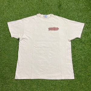 Op de afbeelding: Een wit T-shirt met een rode grafische print van het woord "Destroy" in een prikkeldraadlettertype.